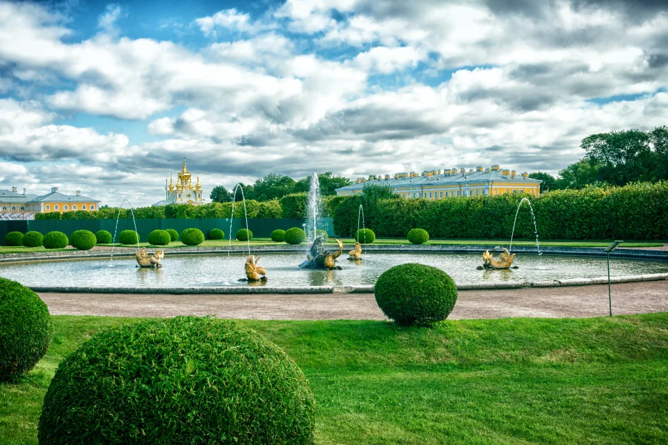 Schöner Brunnen im Park, Sankt Petersburg