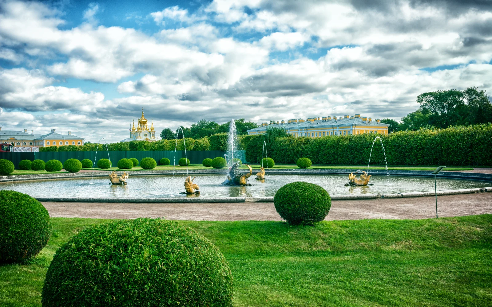 Schöner Brunnen im Park, Sankt Petersburg