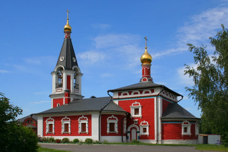 Schöner Tempel Nikolaus unter hellblauem Himmel, Stadt. Russland