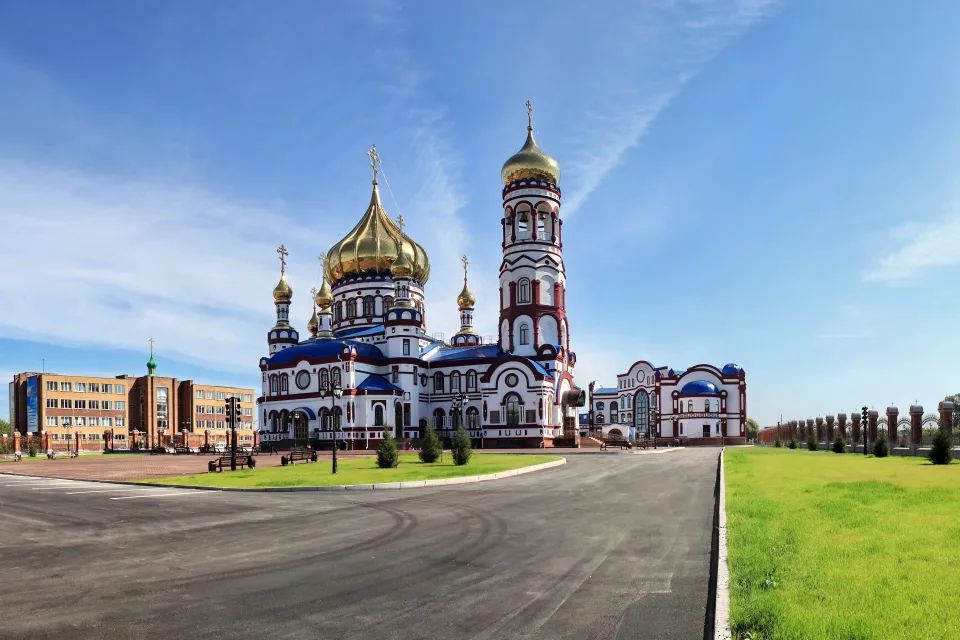 Schöner Tempel unter hellblauem Himmel, Russland