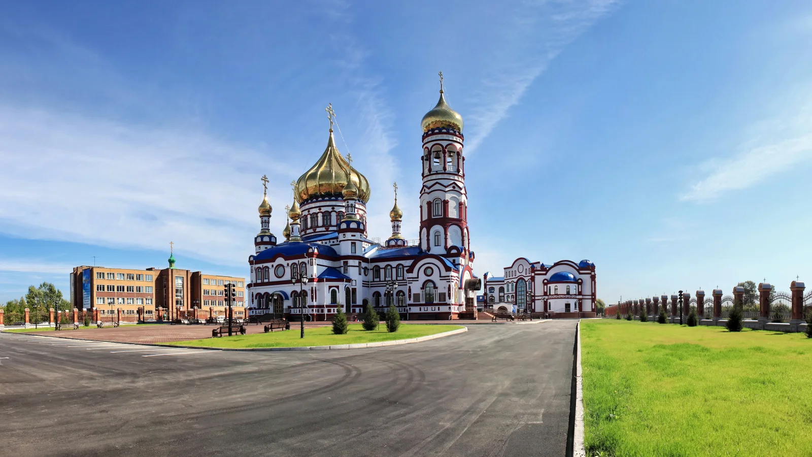 Schöner Tempel unter hellblauem Himmel, Russland