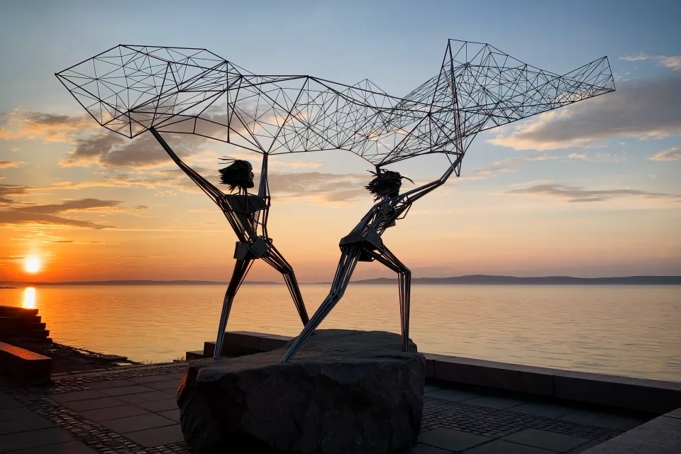 Skulptur auf Uferpromenade bei Sonnenuntergang Russland