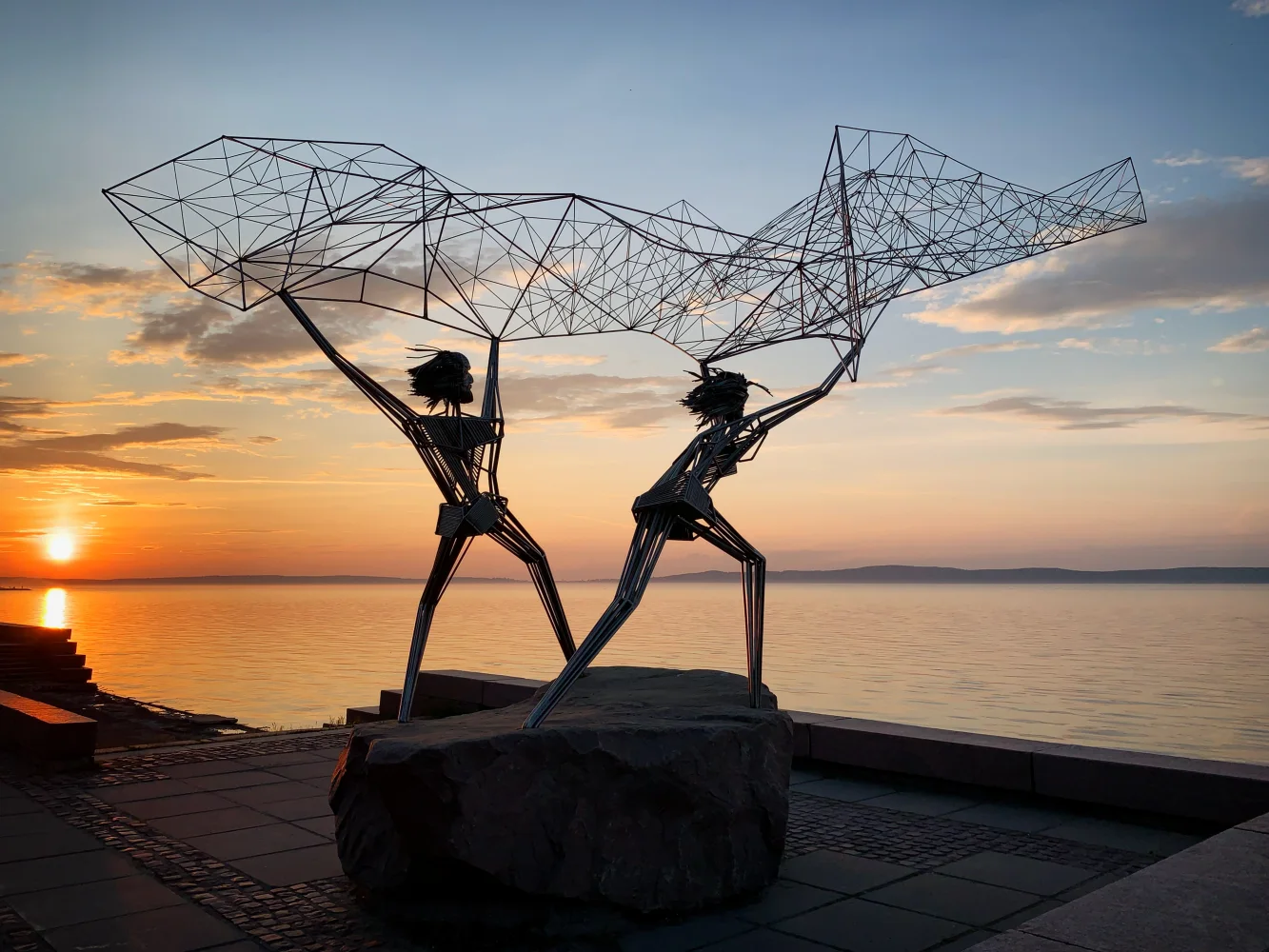 Skulptur auf Uferpromenade bei Sonnenuntergang Russland