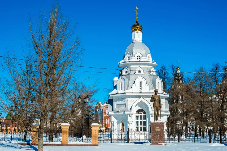 Tempel in der Stadt im Winter, Russland