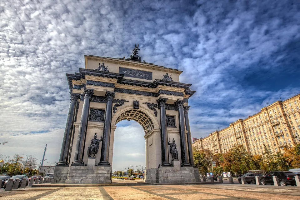 Triumphbogen unter einem schönen Himmel, Moskau. Russland