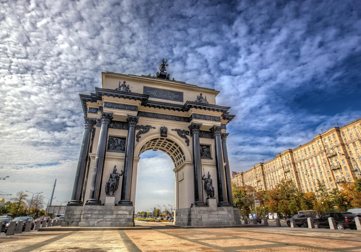 Triumphbogen unter einem schönen Himmel, Moskau. Russland