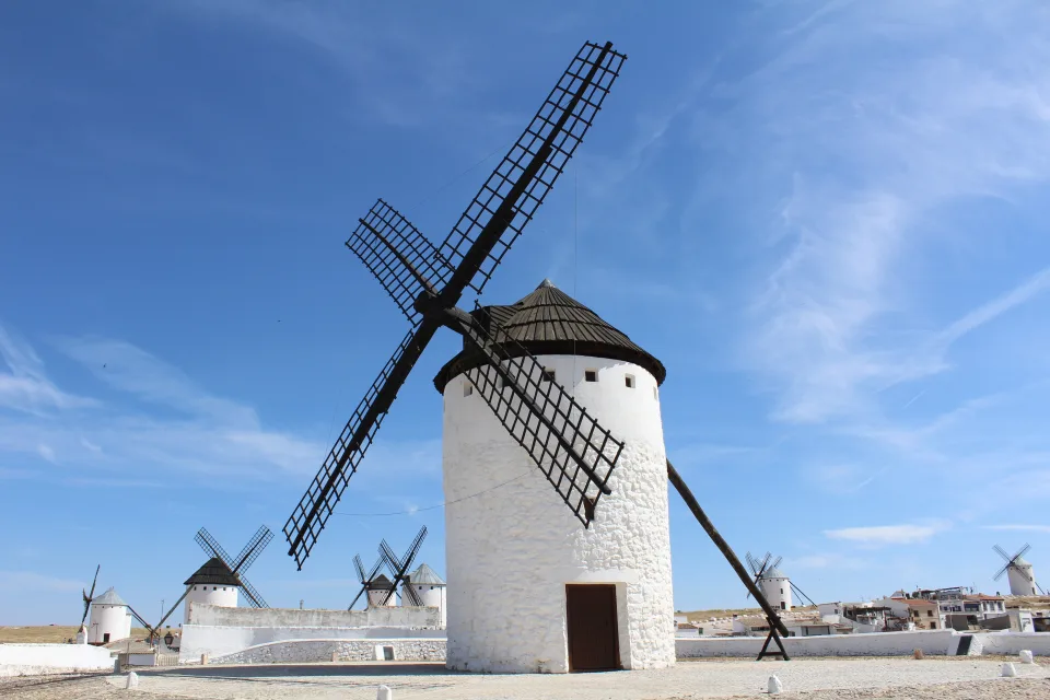 Alte weiße Mühle unter hellblauem Himmel
