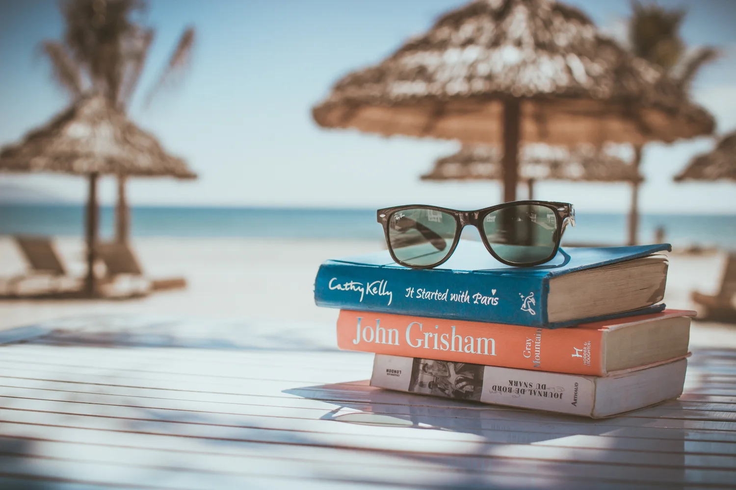 Brille liegen auf Tisch am Strand