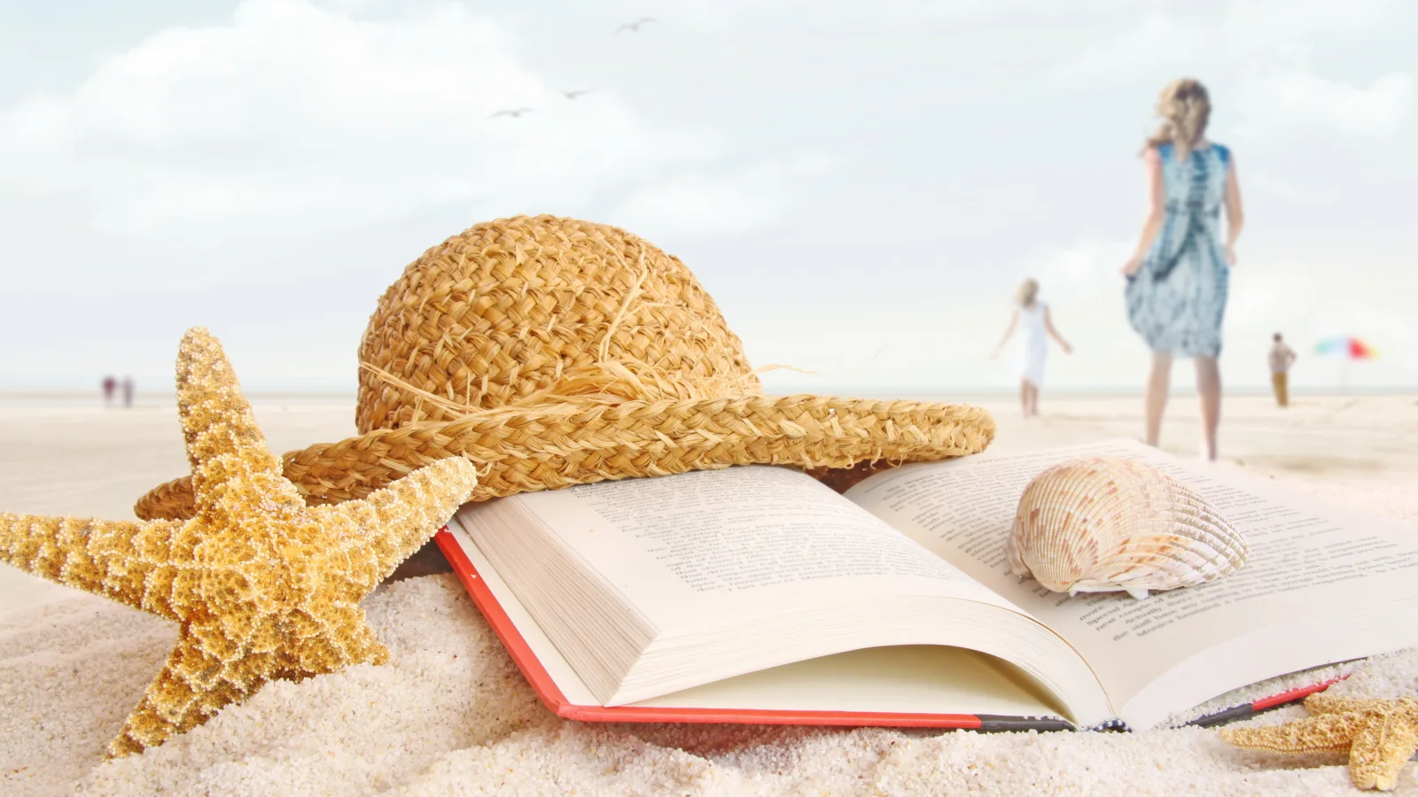 Buch, Muscheln, Meeres Sterne und Hut im Sand im Sommer