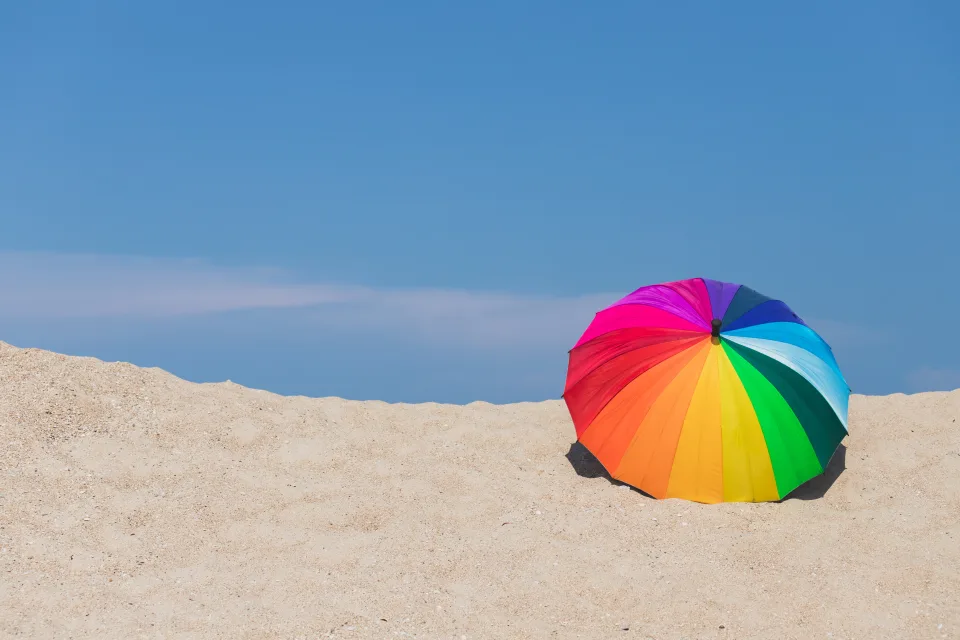 Bunter liegt auf heißem Sand im Sommer