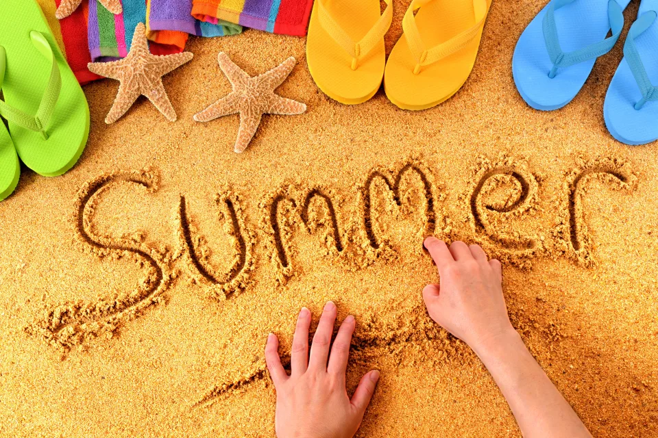 Englischer Sommer Schriftzug im Sand