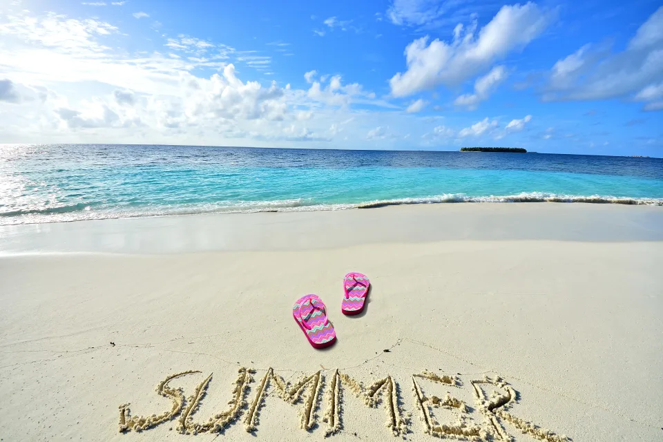 Hellblaues Wasser im Meer mit weißem Sand und Sommer