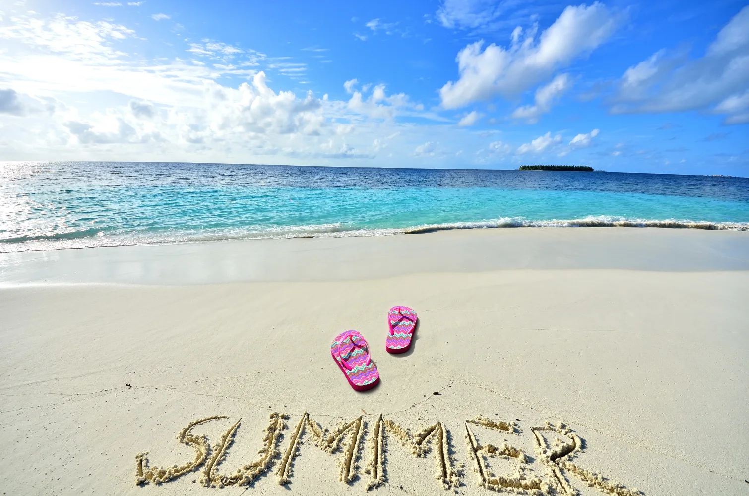 Hellblaues Wasser im Meer mit weißem Sand und Sommer