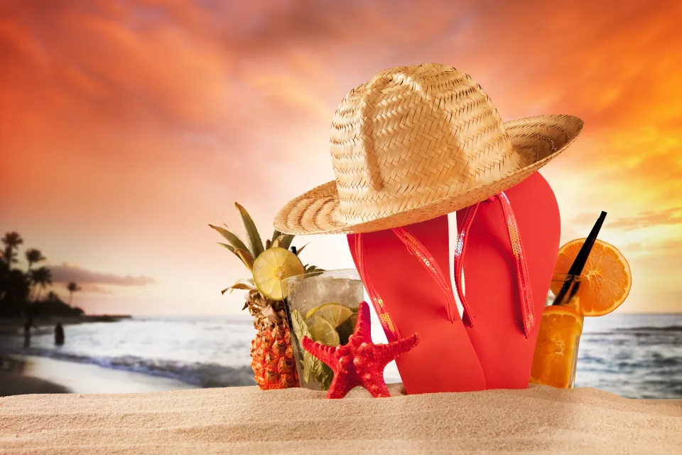Hut und mit am Strand im Sommer