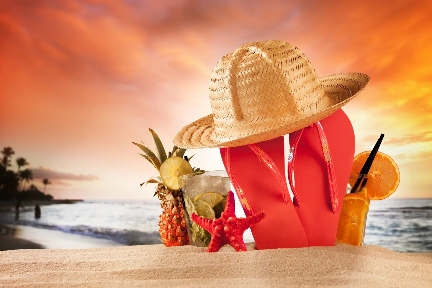Hut und mit am Strand im Sommer