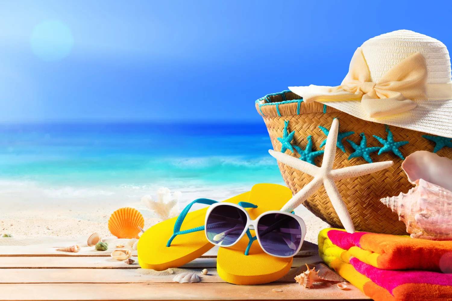 Hut, Brille, und am Strand mit Muscheln im Sommer