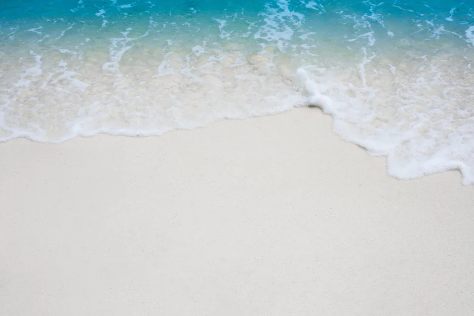 Klares Meeres Wasser auf weißem Sand im Sommer