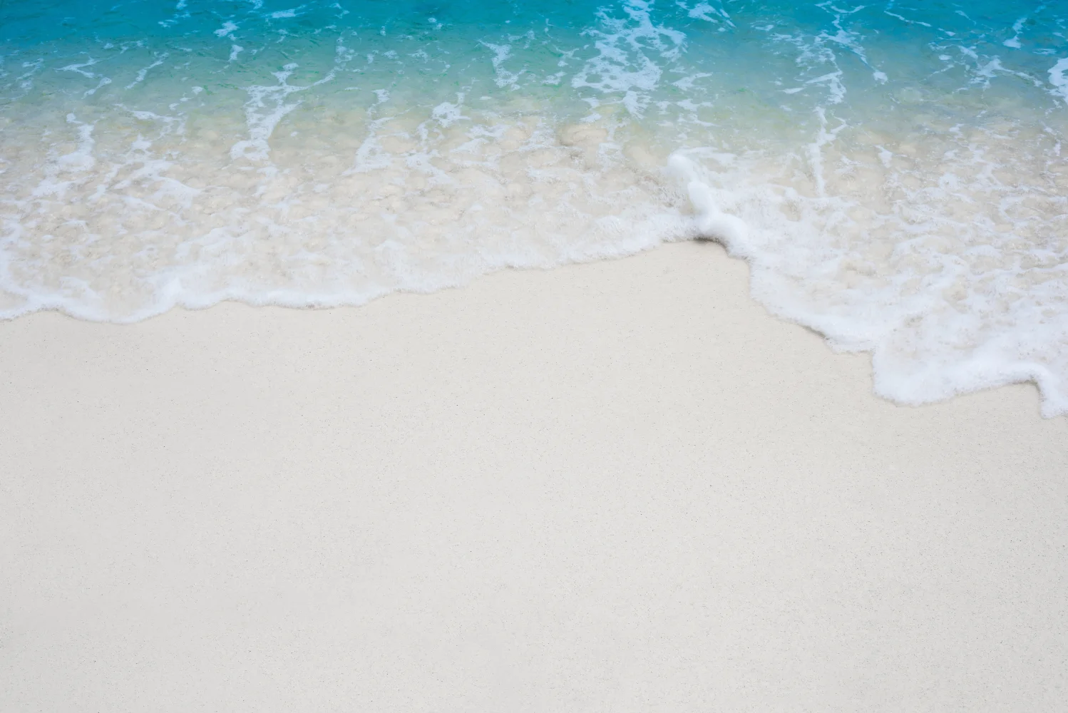 Klares Meeres Wasser auf weißem Sand im Sommer