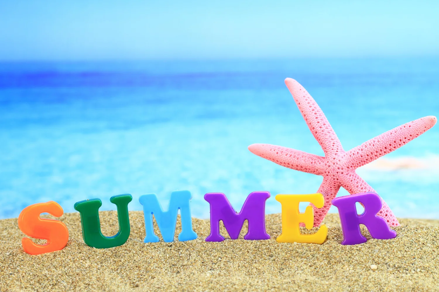 Rosa Meeres Sterne und Schriftzug Sommer auf englischen im Sand