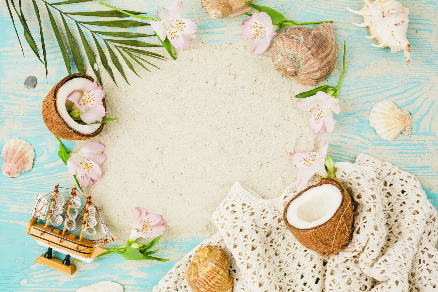 Sand mit Muscheln, grünen Blätter und Blumen Inkalilien