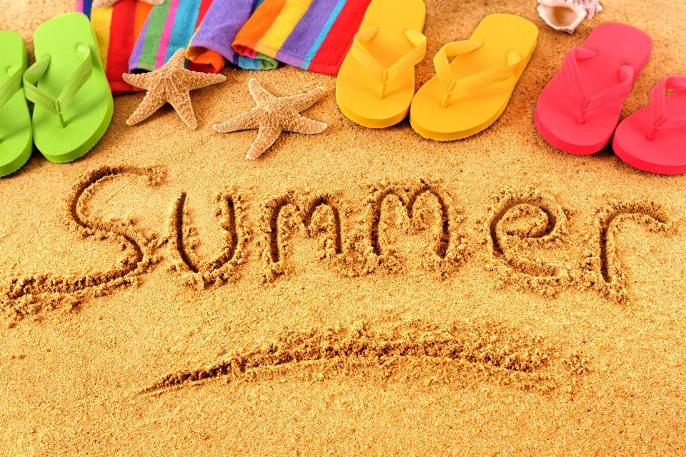 Schriftzug Sommer auf englischen im Sand