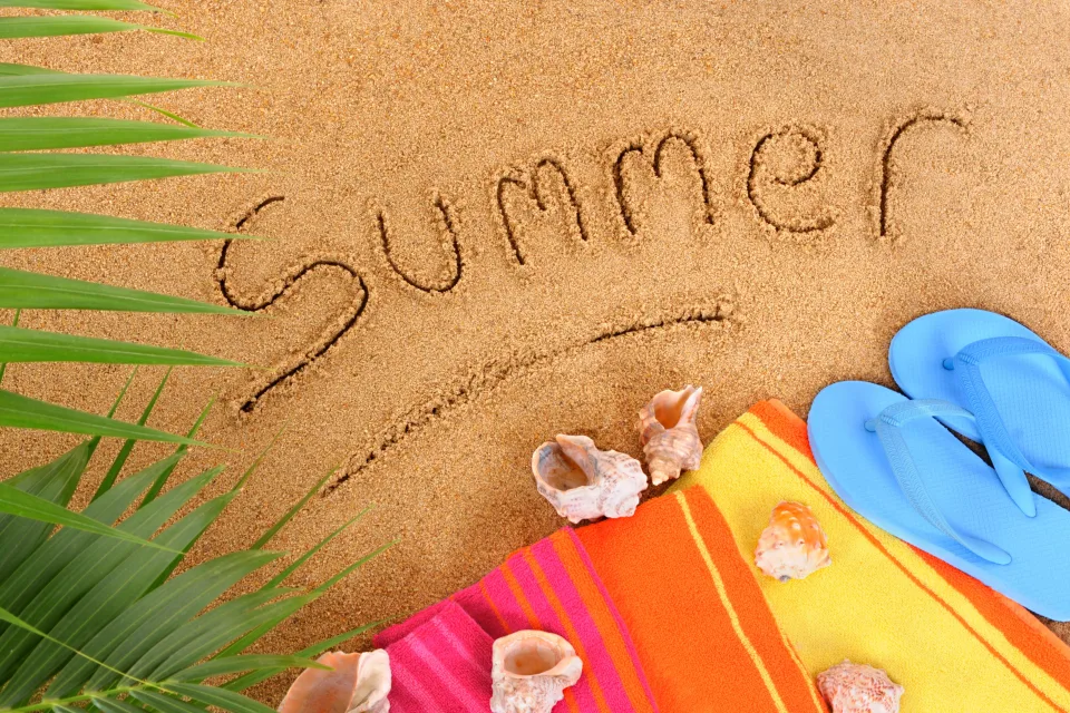 Schriftzug Sommer im Sand mit und Muscheln