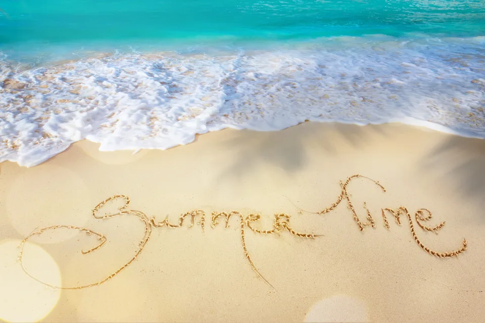 Schriftzug Zeit Sommer im Sand am Meer