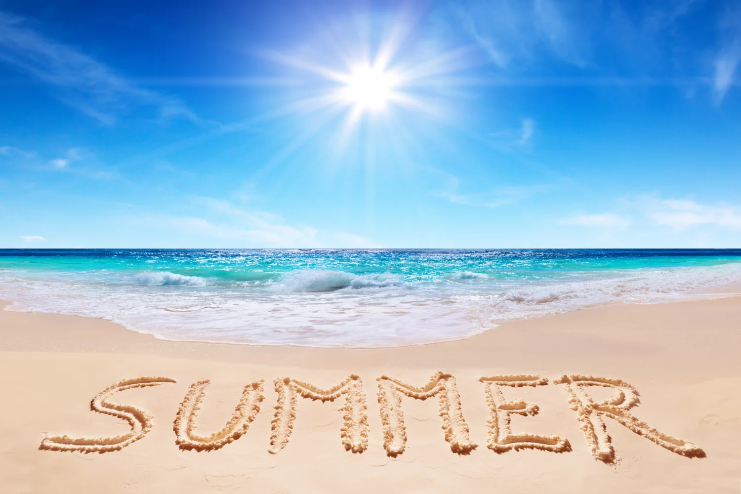 Schriftzug summer auf Nassem Meeres Sand im Sommer