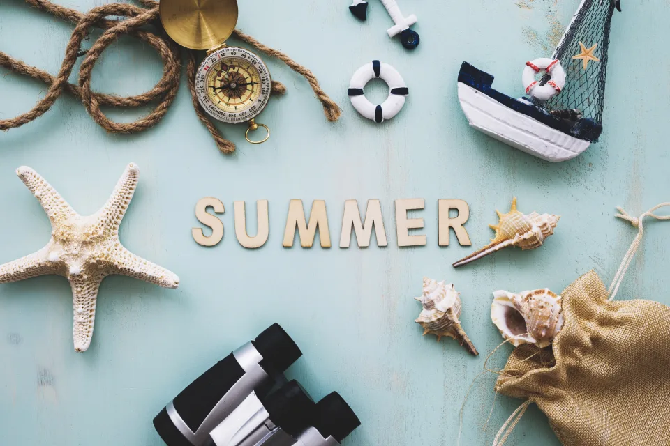 Schriftzug summer vor hellblauem Hintergrund Meeres Stern und