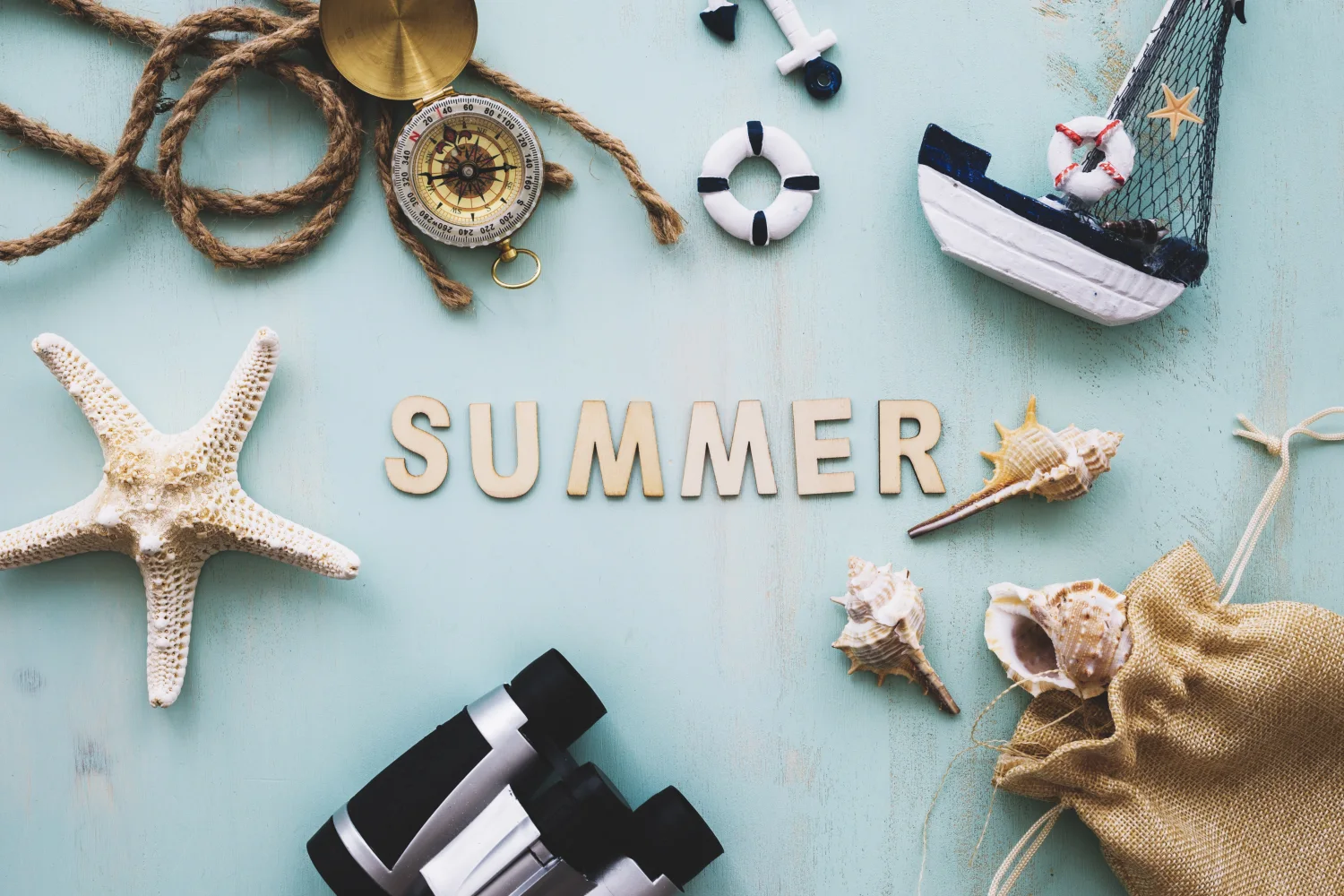 Schriftzug summer vor hellblauem Hintergrund Meeres Stern und