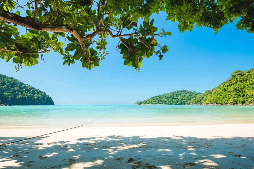 Schöner Blick auf Wasser am Strand im Sommer