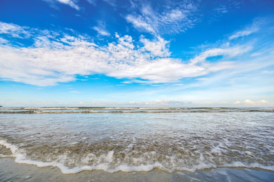 Schöner hellblauer Himmel über dem Meer im Sommer