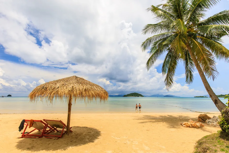 Schönes Ort für auf tropischem Strand im Sommer