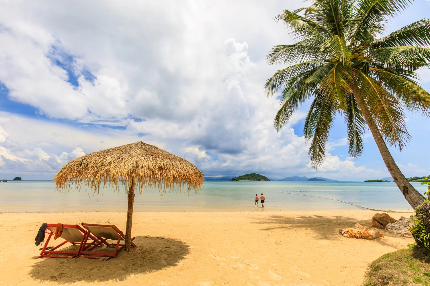 Schönes Ort für auf tropischem Strand im Sommer