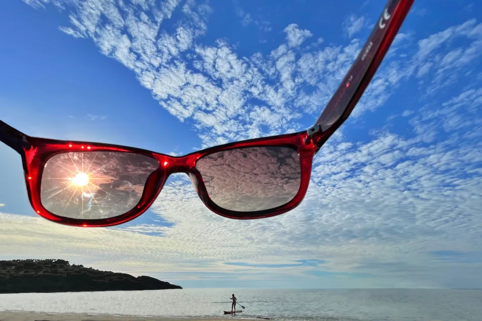 Sonnige Brille vor dem Himmel im Sommer