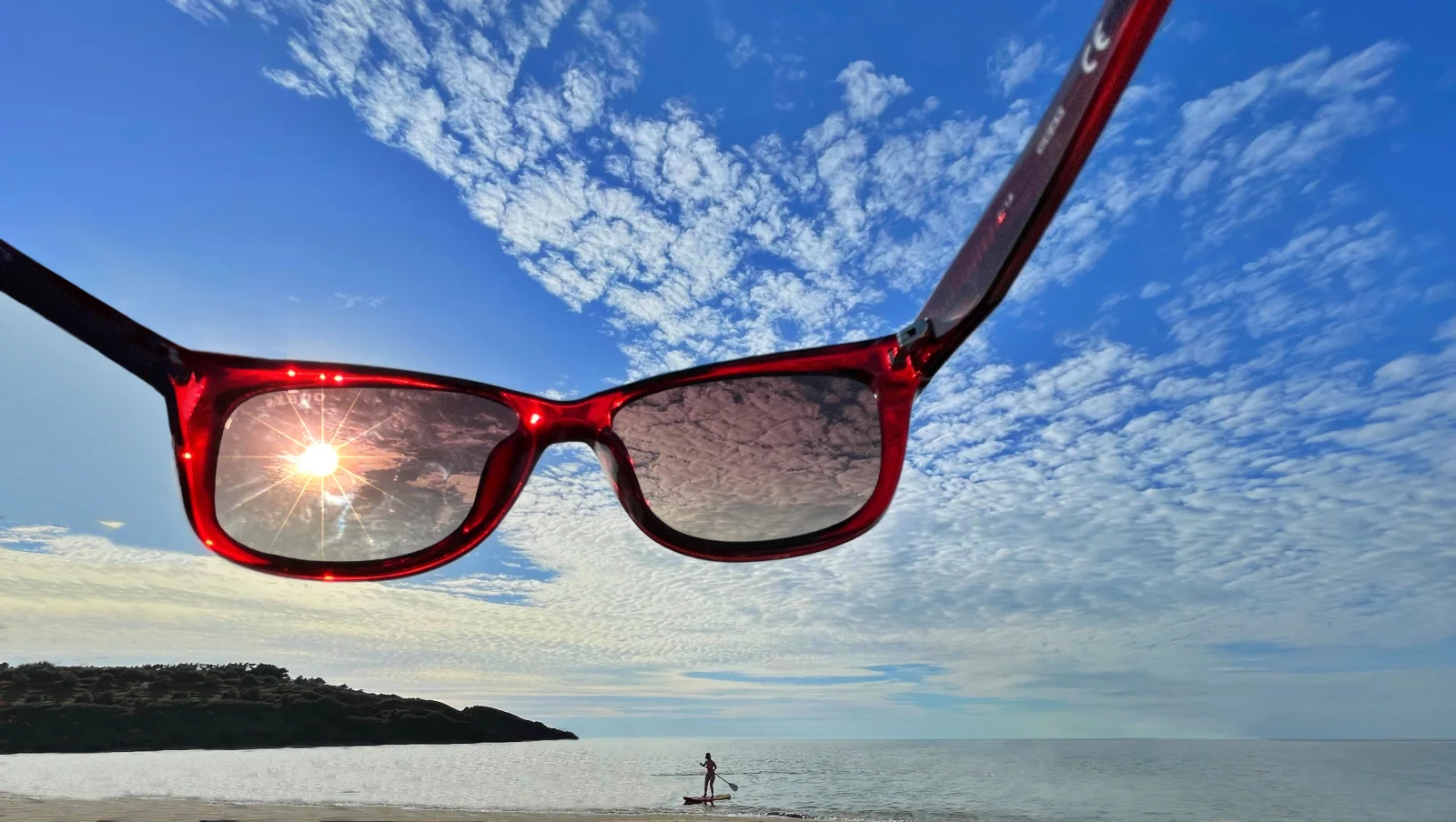 Sonnige Brille vor dem Himmel im Sommer