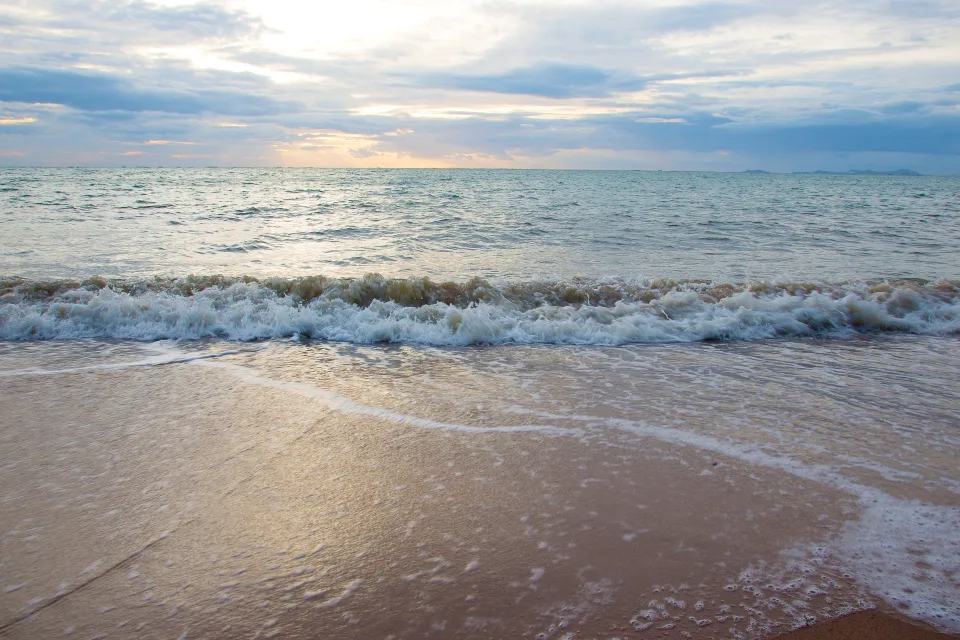 Wellen auf heißem Sand im Sommer