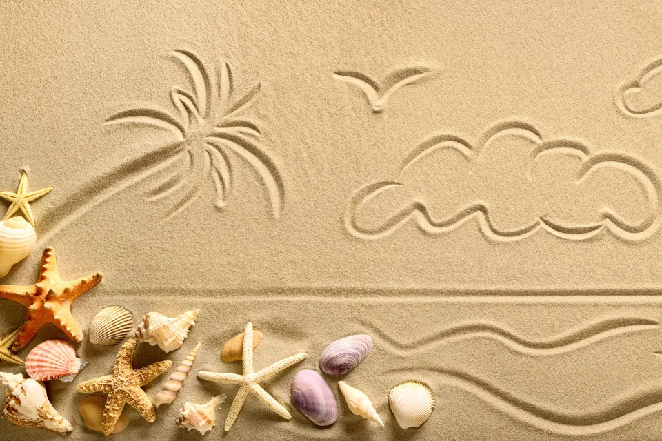 Zeichnungen im Sand mit Muscheln und Meeres Sterne im Sommer