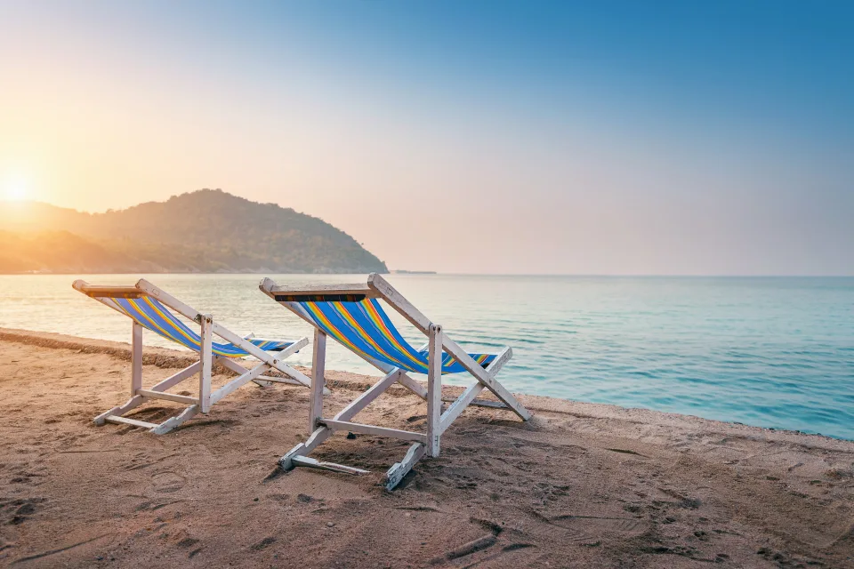 Zwei Liegestuhls im Sonnenlicht am Meer im Sommer