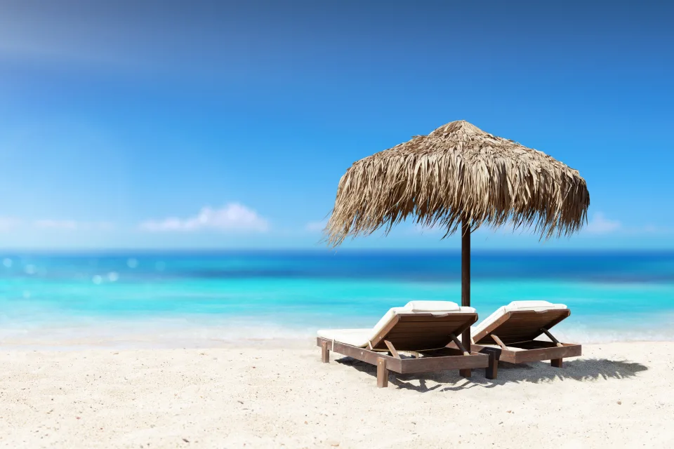 Zwei Liegestuhls unter am Strand im Sommer
