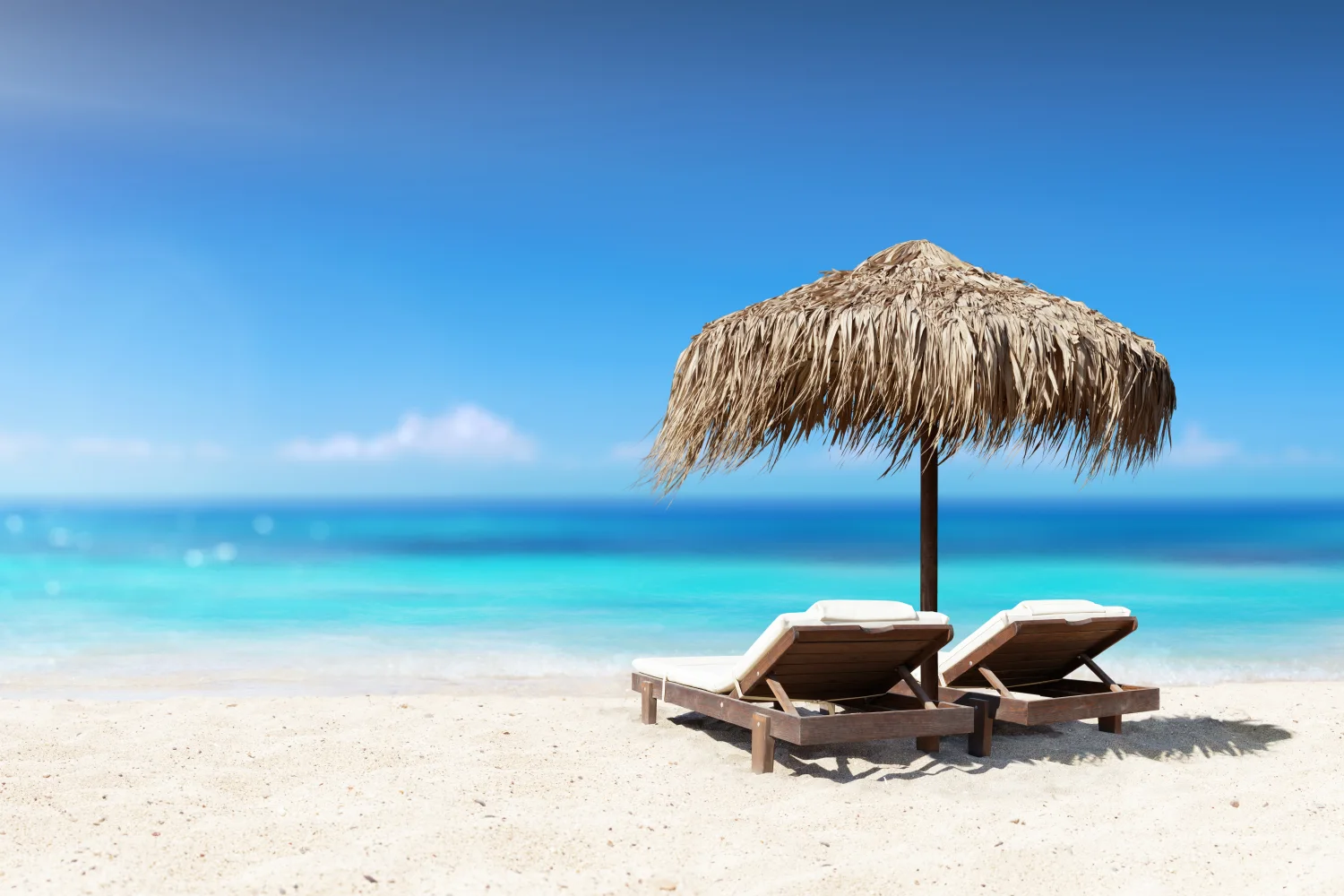 Zwei Liegestuhls unter am Strand im Sommer