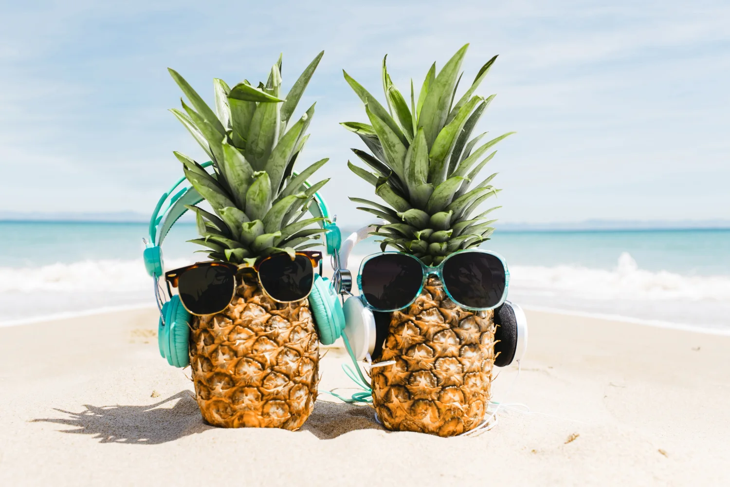 Zwei am Strand in Brille und