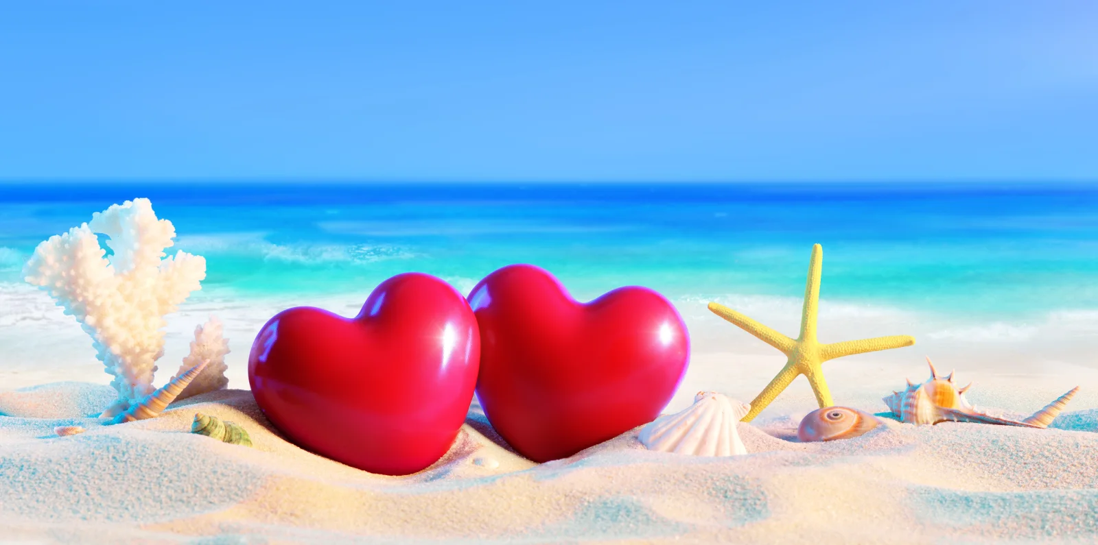 Zwei roten Herzen am Strand mit Meeres Sterne im Sommer