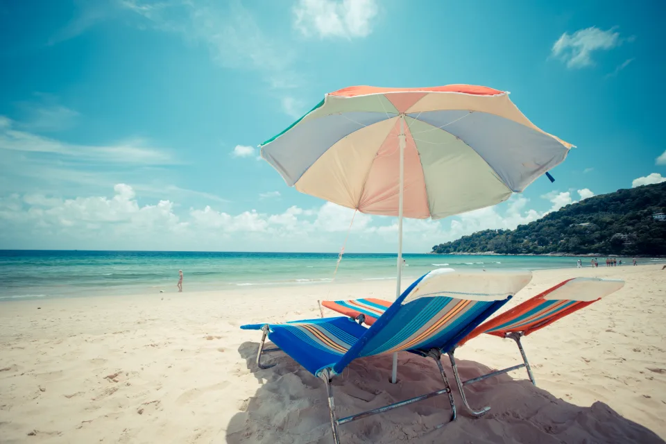 Bunter am Strand im Sommer