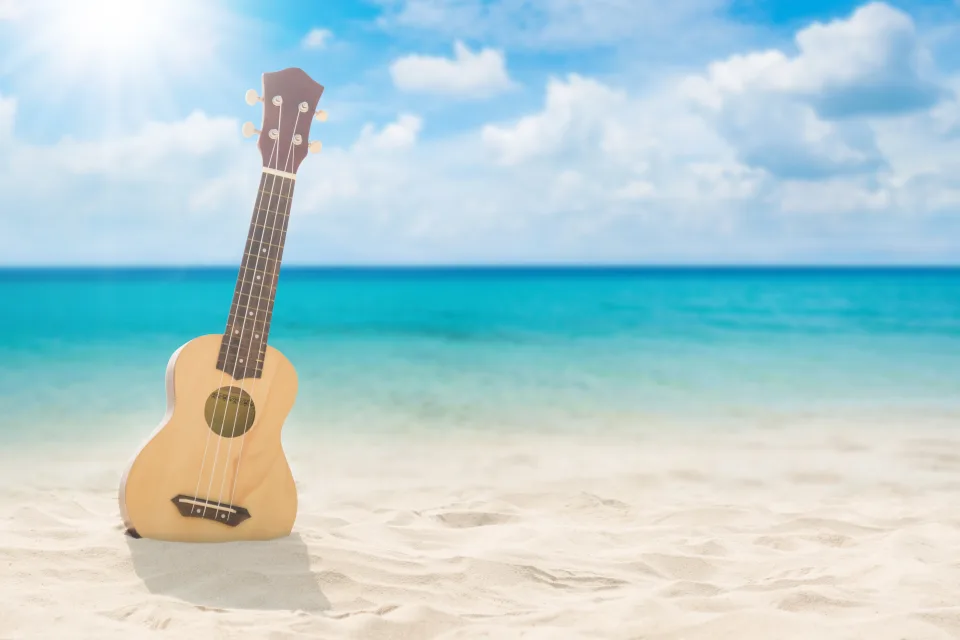 Weißem Sand am Meer im Sommer