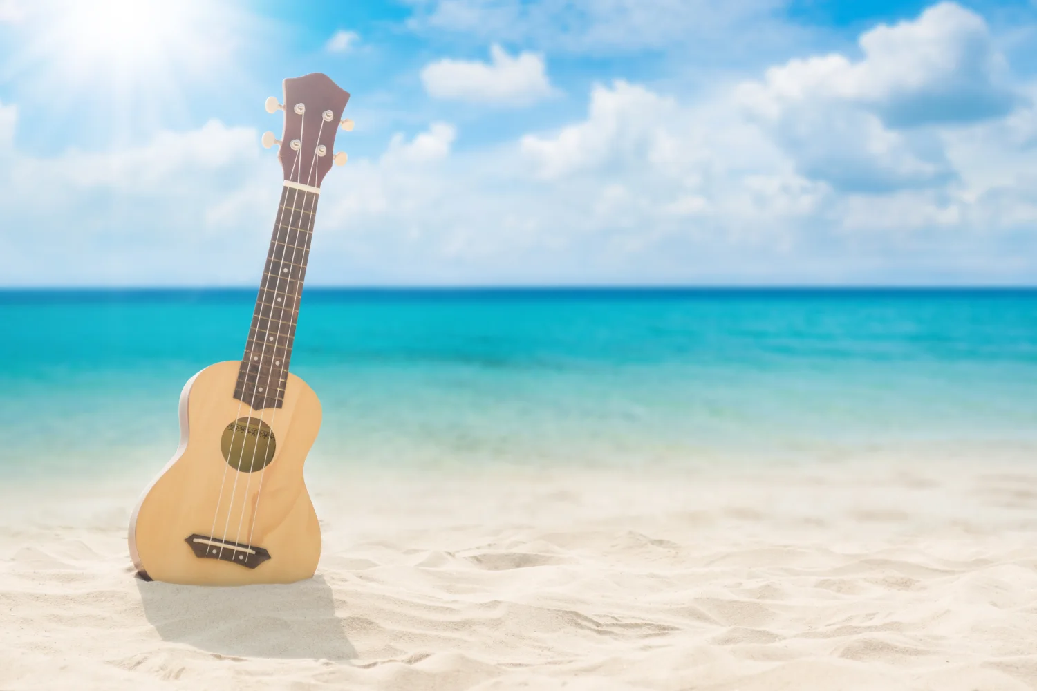Weißem Sand am Meer im Sommer