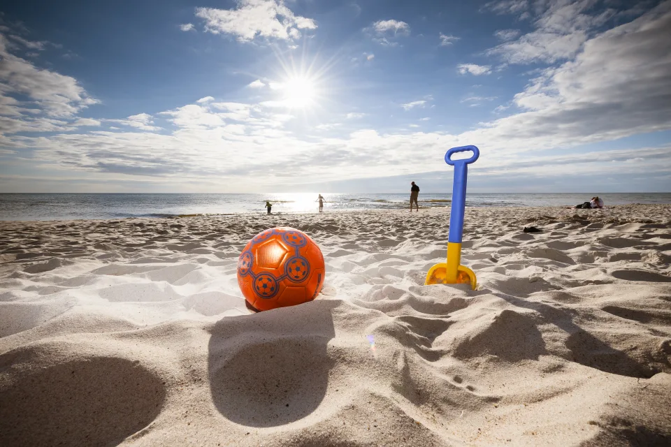 Weißem Sand in Strahlen leuchtenden Sonne im Sommer