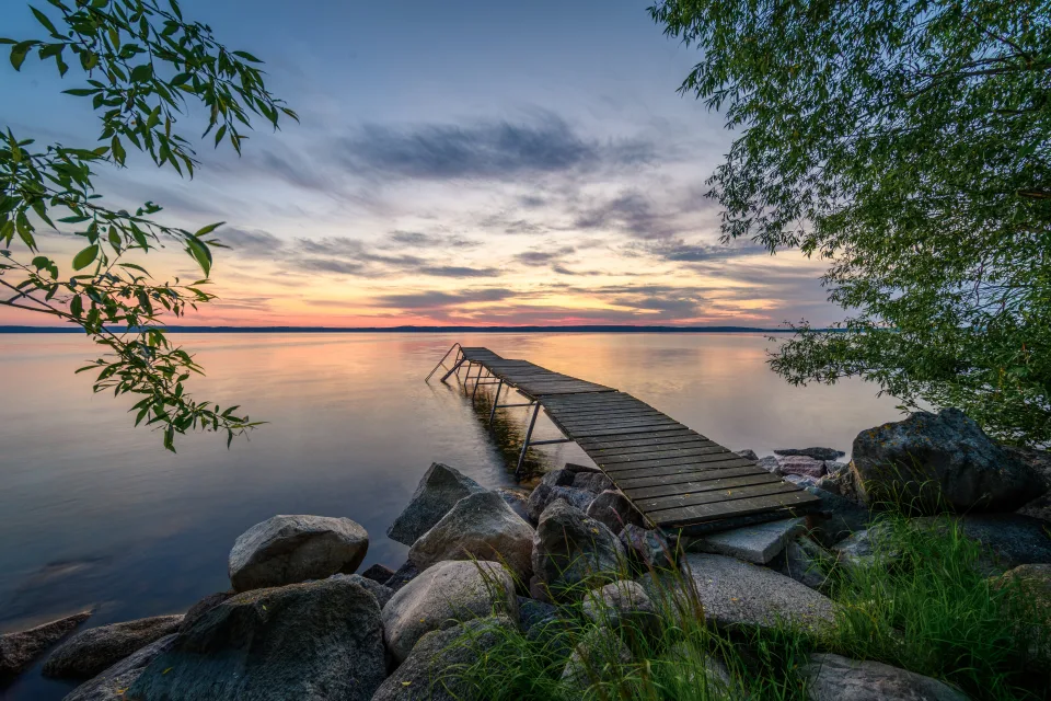 Alter hölzerner Steg am See bei Sonnenuntergang
