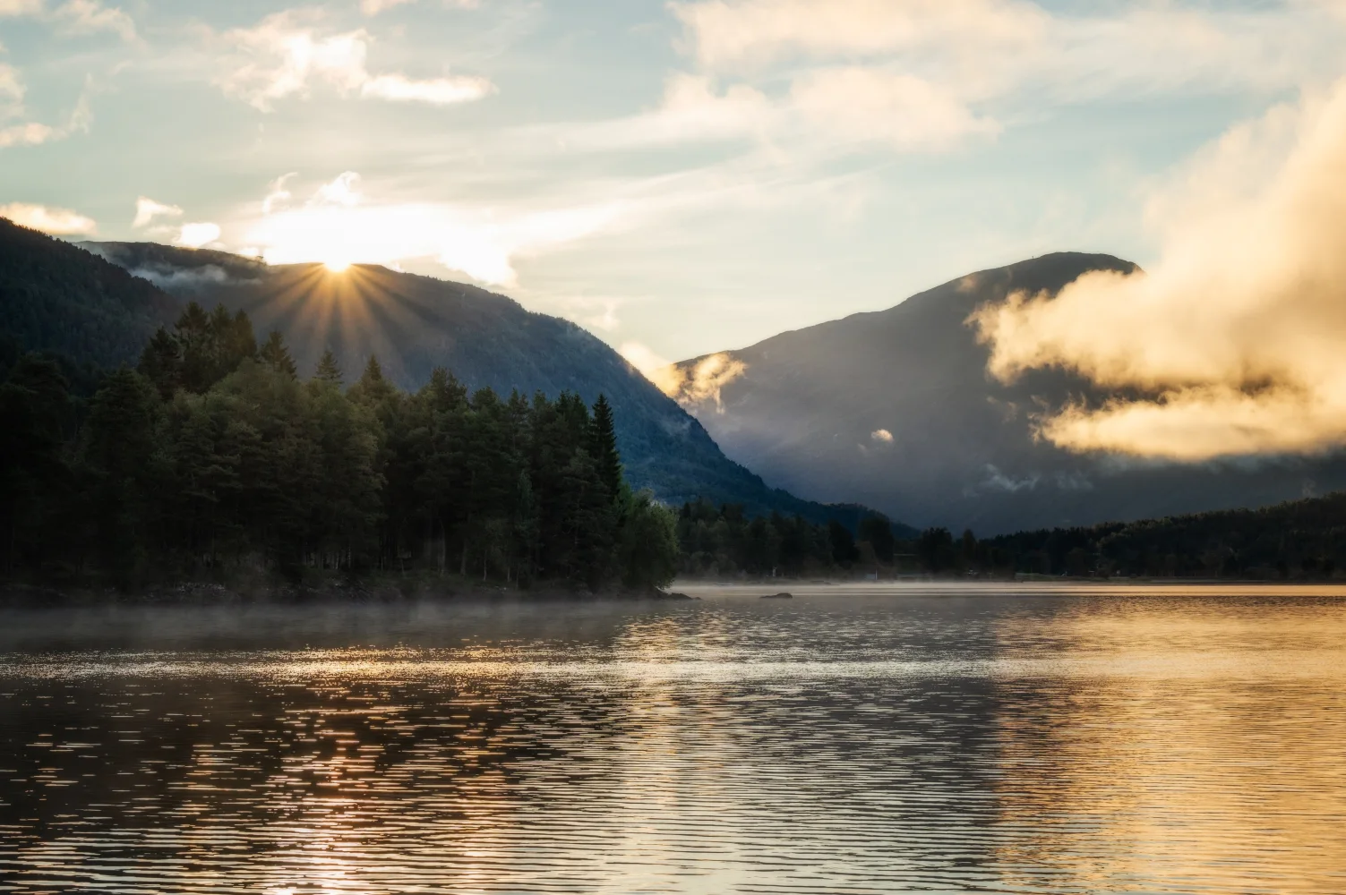 Berge und ruhiges See bei Sonnenuntergang