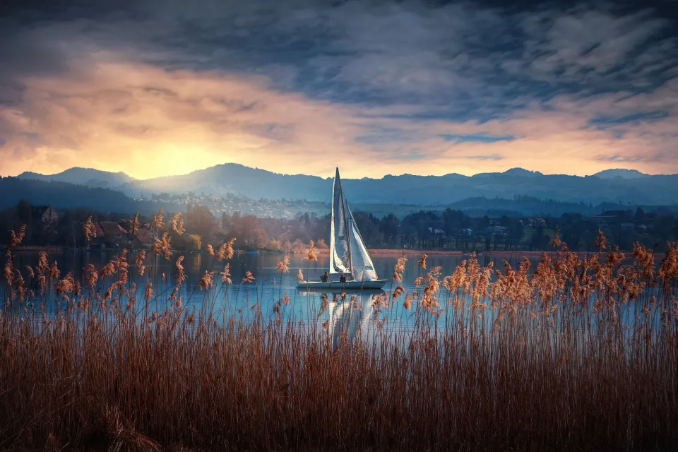 Boot am See bei Sonnenuntergang